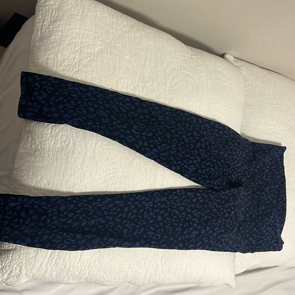 Athleta salutation stash pocket printed 7/8 leggings